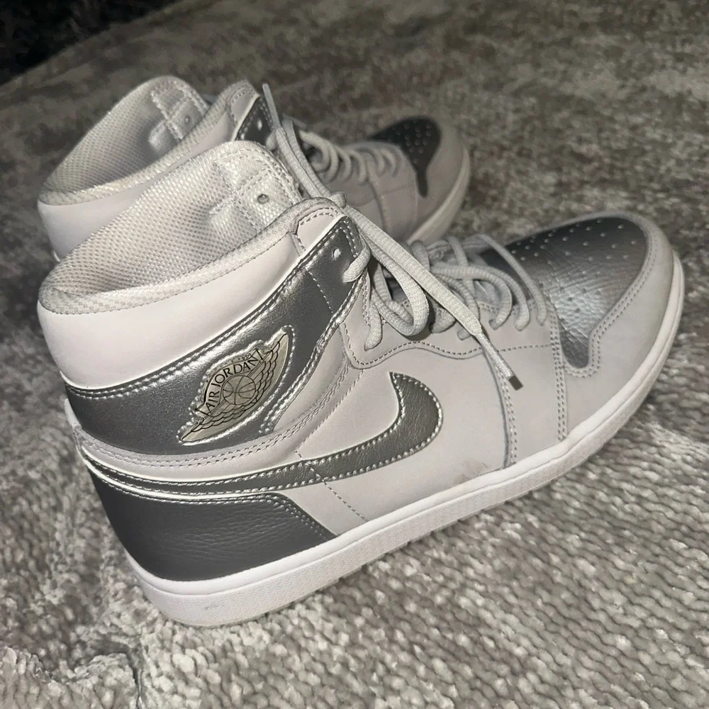 Nike Jordan 1 Retro High - Picture 2 of 5